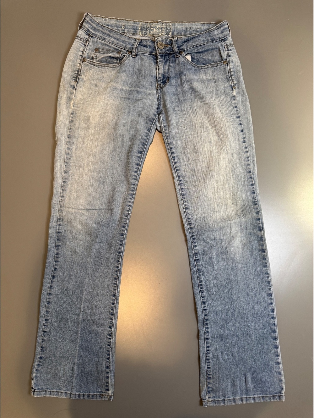 Women's Light Wash Denim Jeans Size 5 with Straight Leg Fit